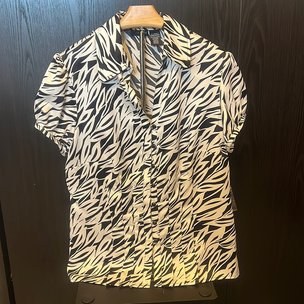 Women’s East 5th Blouse, Size XL, brand new never worn  still has tags